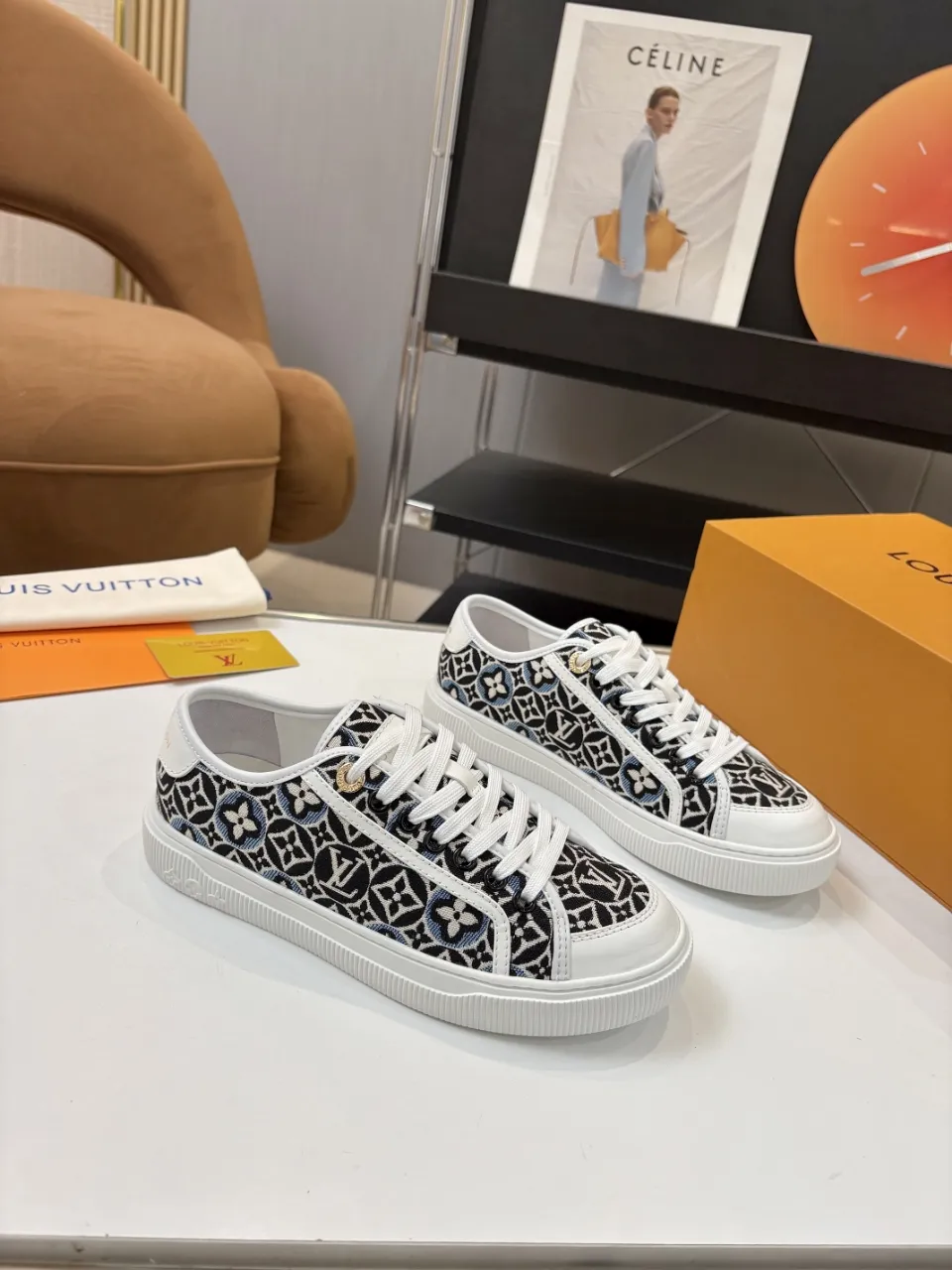 p580🐮🐮 LV couple skate shoes｜Classic jacquard, the ultimate code for a sweet outing! 👫** This pair of shoes is Louis Vuitton's love letter to fashionistas💌 - **classic presbyopic skate shoes**, the perfect choice for couples to go out on the street!  🔸 **Luxury details are a must-have**: Jacquard fabric  🔸 **So comfortable that you don’t want to take it off**: The sheepskin lining is skin-friendly and breathable, warm in autumn and winter without stuffing your feet, refreshing in spring and summer without being sticky, and you can wear it with a high-end feel in all seasons!  🔸 **Steady sense of security**: Non-slip rubber outsole, perfect grip, accompanying you through romantic streets.  **💑 Couple outfit inspiration**: ▪️ For boys, pair with leggings + baseball cap for a trendy street look!  ▪️ Girls can wear short skirts or shark pants, and the sweet and cool style is easy to choose~ **#Louis Vuitton #couple shoes #presbyopia classic** **👉 Click to collect and become the most fashionable CP in the circle of friends with him! ** Fabric: Imported cowhide/classic jacquard fabric Lining: Sheepskin lining Sole: Original rubber sole Size: Women’s size 35-42 (40/41/42 customized) Men’s size 39-45 (39.45 customized)